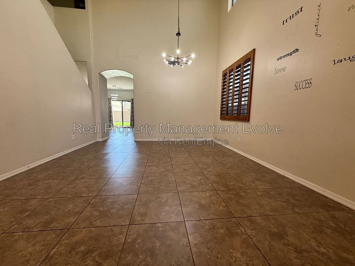 5 bed, 3.0 bath, 2322 sqft, $2,700 — Photo 4