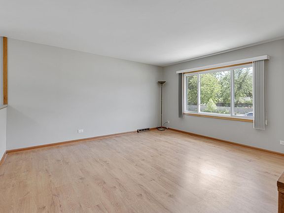 5th image of 590 Glendale Ln
