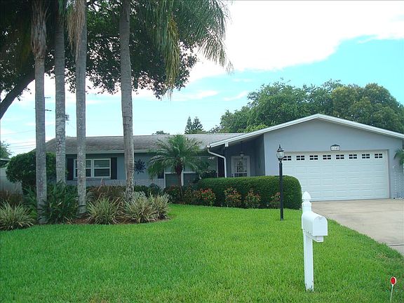 BEAUTIFUL LUSH FRONT YARD