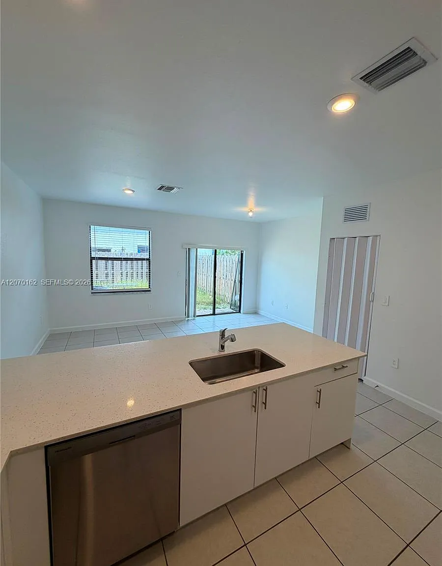 Silver Palm Residential H — Photo 2
