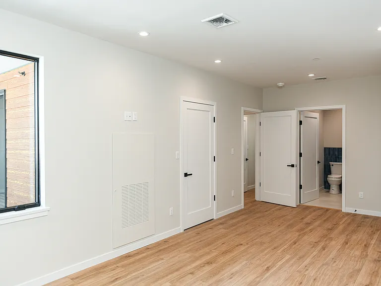 bedroom walk in closet full bath