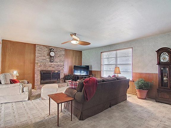3rd image of 211 Colonial Dr