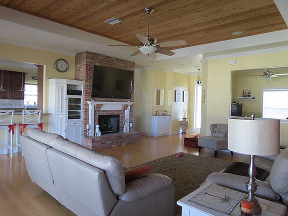 Great rm, wood tray ceiling