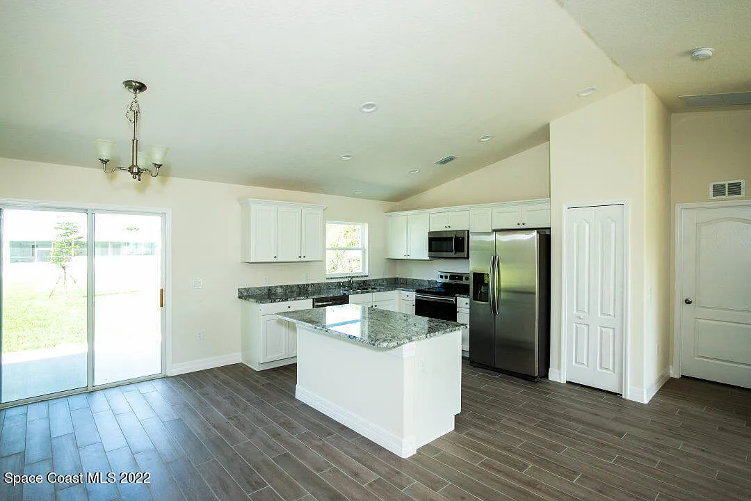 3 bed, 2.0 bath, 1312 sqft, $2,000 — Photo 4