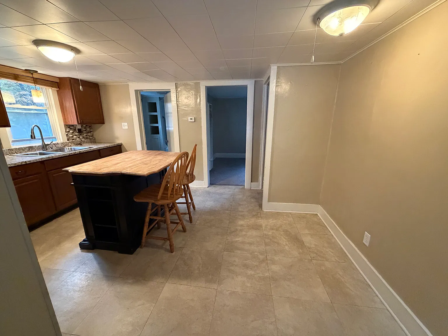 3 bed, 1100 sqft, $1,950 — Photo 2