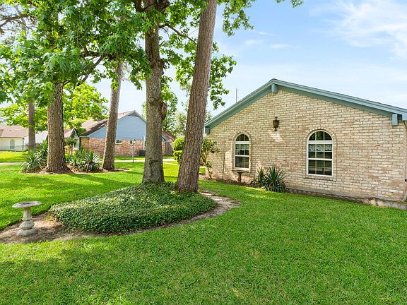 4th image of 614 Crestwood Dr