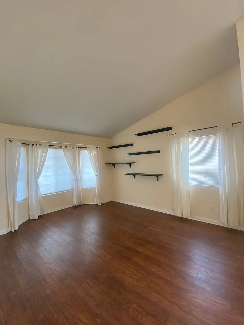 East Palmdale Home — Photo 4