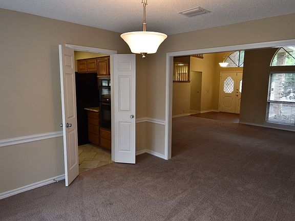 3rd image of 921 Kingston Dr