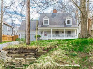 221 Rivers Dr, Lake Bluff, IL 60044