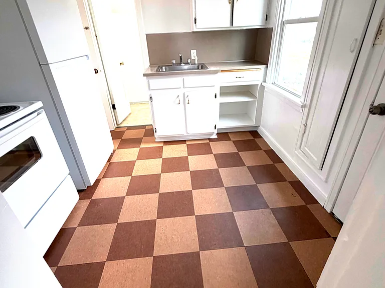 210 E Oak St — Photo 9