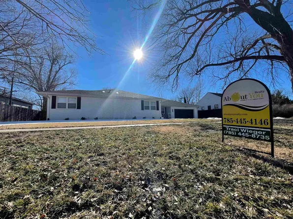 522 E 4th St, Russell, KS 67665