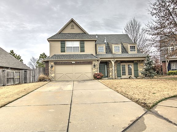 2nd image of 1009 S Cypress Ave W