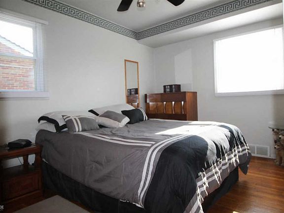 4th image of 28637 Fountain St