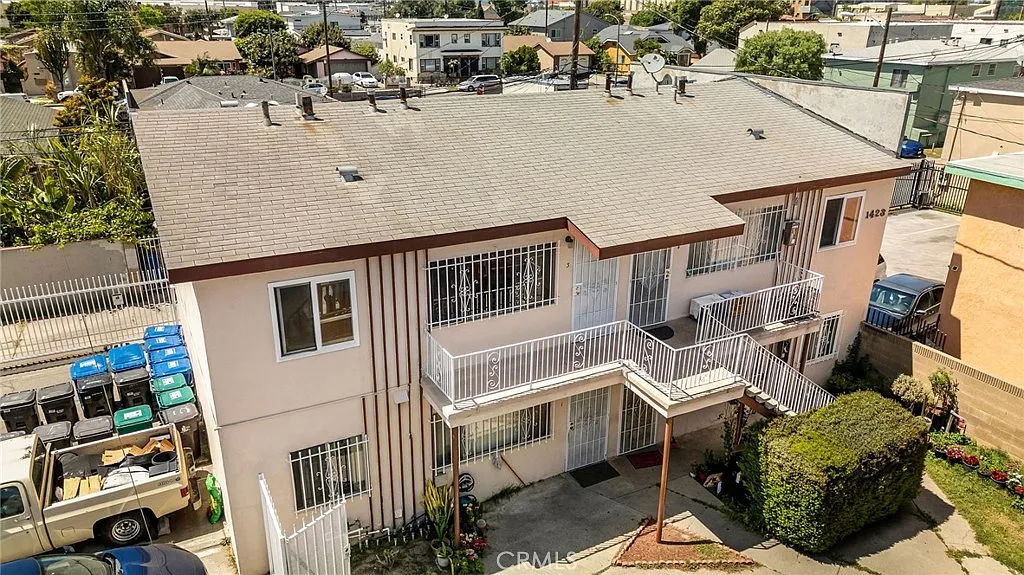 2 bed, 650 sqft, $1,900 — Photo 1