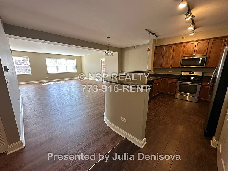 2-20 Itasca Pl #420 — Photo 2