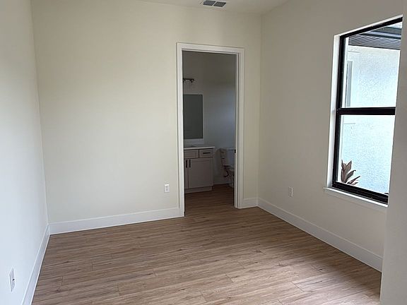 5th image of 241 Pembroke Dr