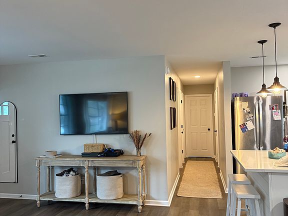 5th image of 211 Gardenia St