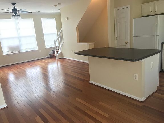 3rd image of 21788 Dragons Green Sq