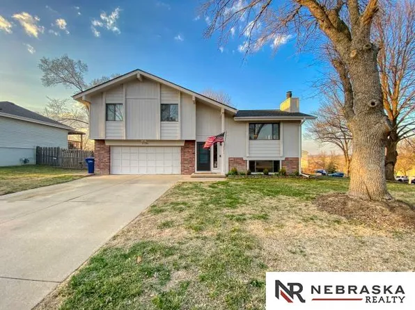 2106 Nottingham Dr, Bellevue, NE 68123