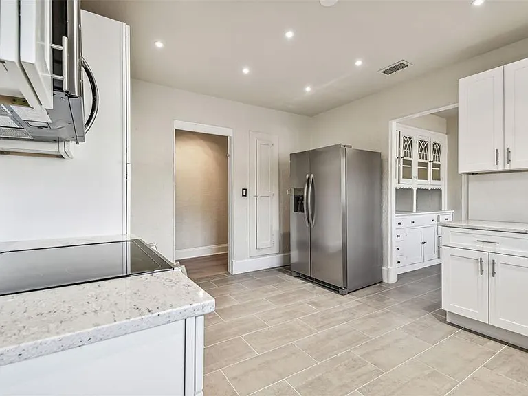 2102 W La Salle St — Photo 27
