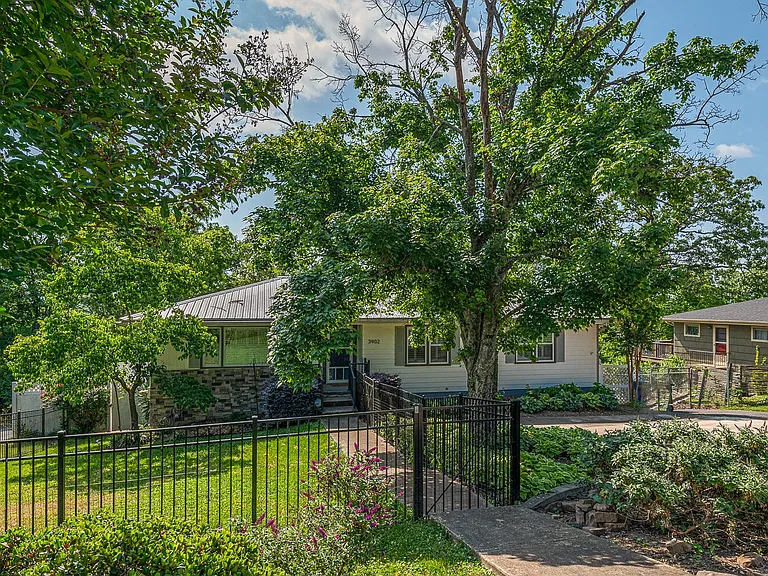3902 Laird Ln — Photo 38