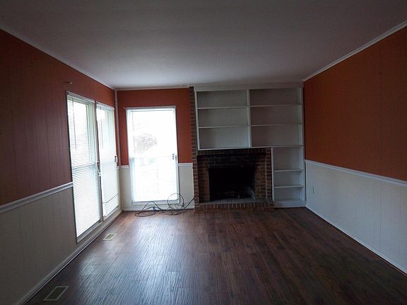 2nd image of 2533 Mariposa St
