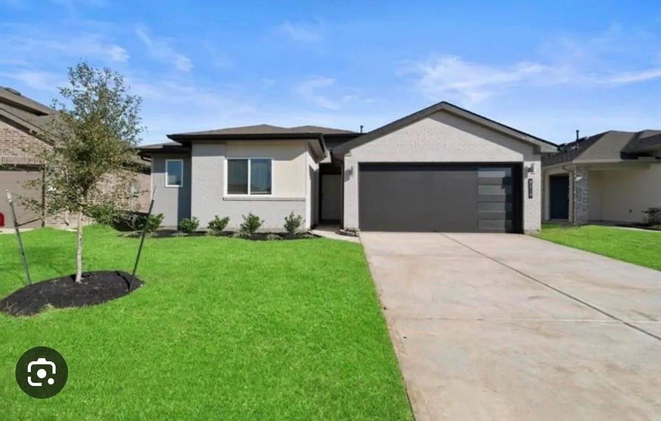 3 bed, 2.0 bath, 1257 sqft, $2,200 — Photo 1