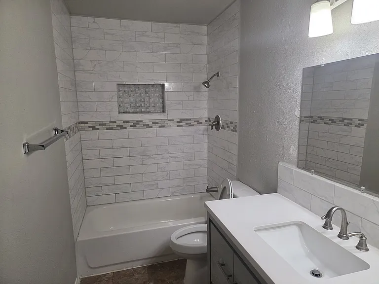 1001 Grants Pkwy — Photo 4