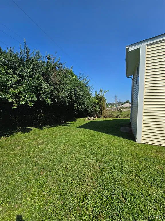 3 bed, 1.0 bath, 970 sqft, $1,300 — Photo 2