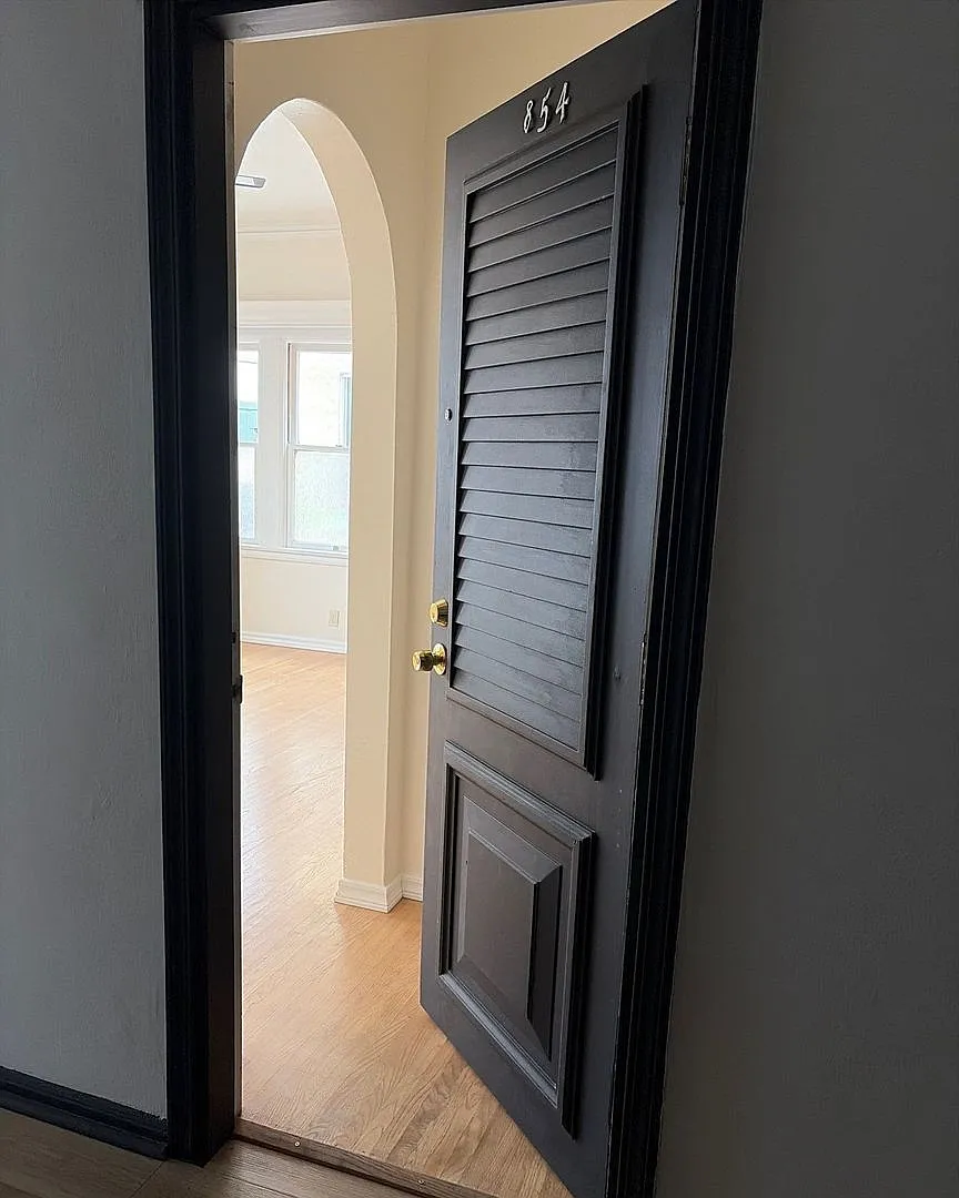 HKO-852 N. Oxford Ave. — Photo 2