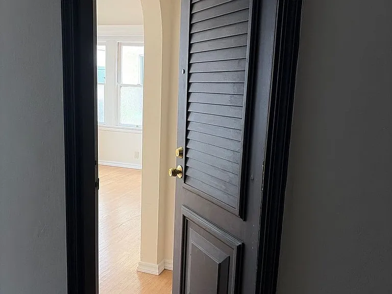 852 N Oxford Ave — Photo 2