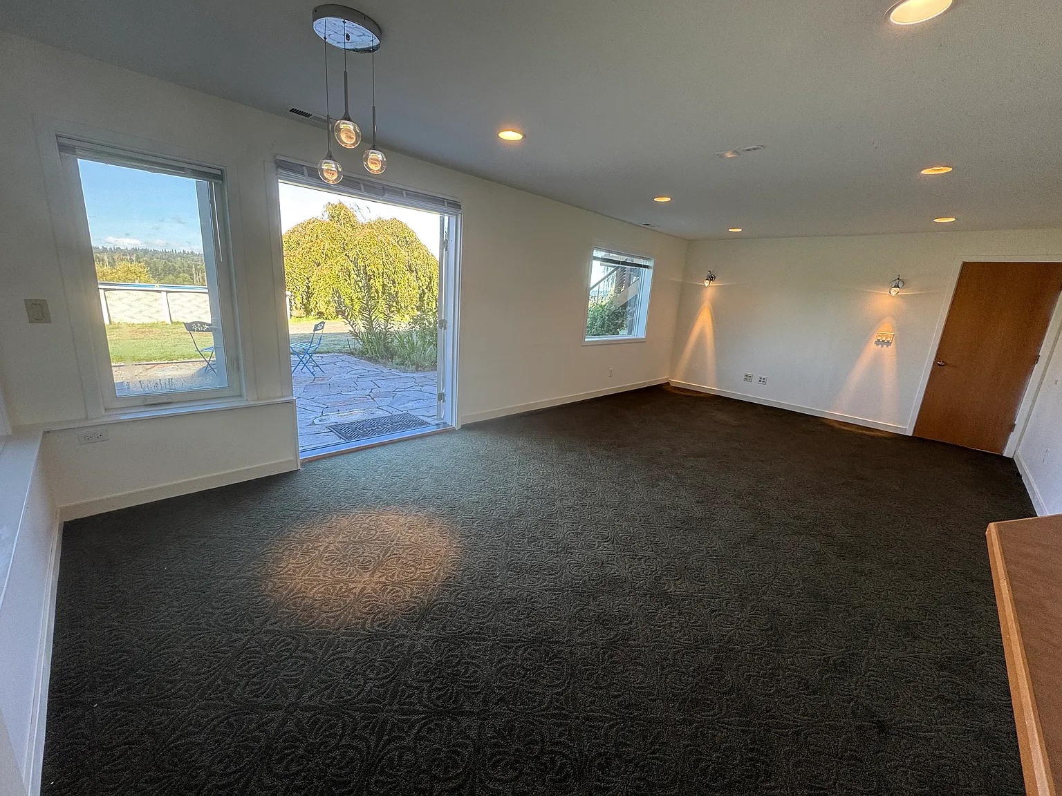 2 bed, 920 sqft, $2,400 — Photo 2