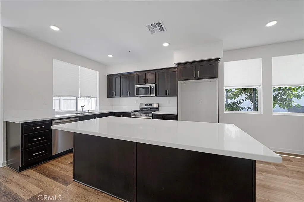 3 bed, 2.5 bath, 1609 sqft, $4,500 — Photo 2