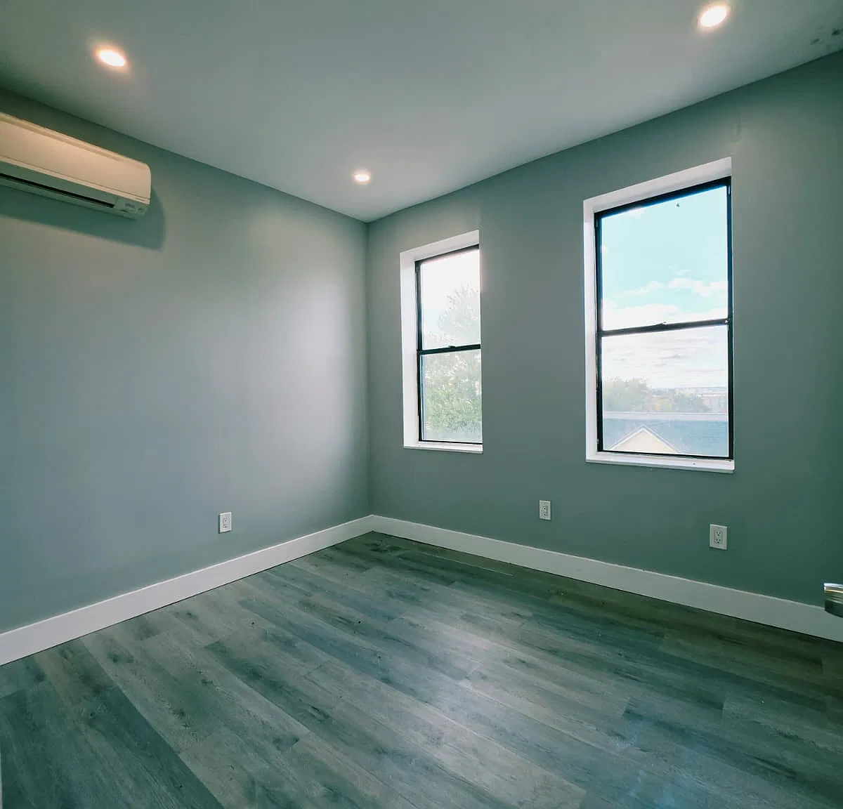 3 bed, 1000 sqft, $2,300 — Photo 2