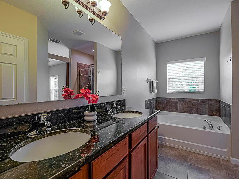 1750 Berkshire Cir SW — Photo 16