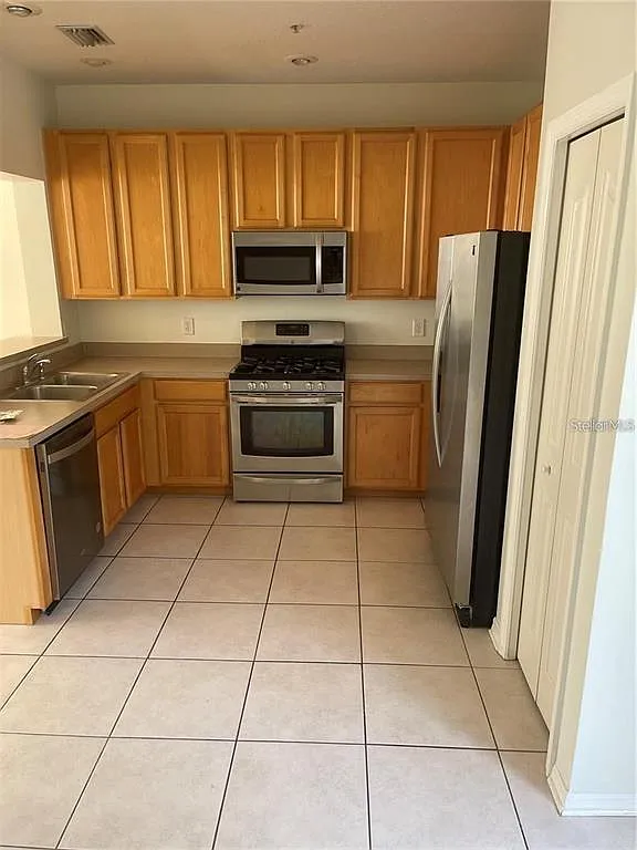 3 bed, 2.5 bath, 1692 sqft, $2,800 — Photo 2