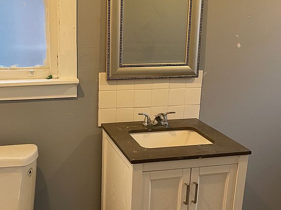 What a vanity ! W/D are to the right