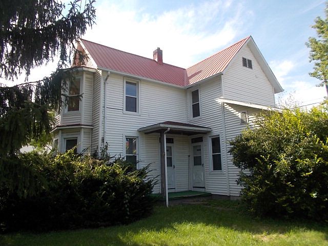 1st image of 814 E 2nd St