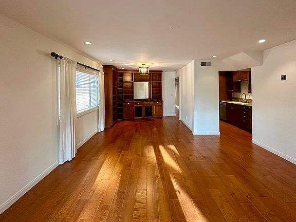 3rd image of 907 12th St APT 4