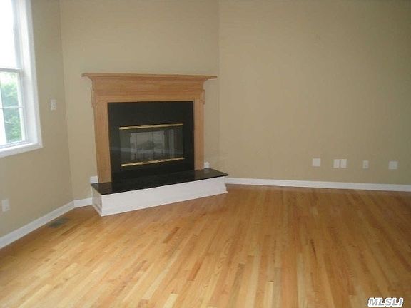 4th image of 46 Tiffany Ct W
