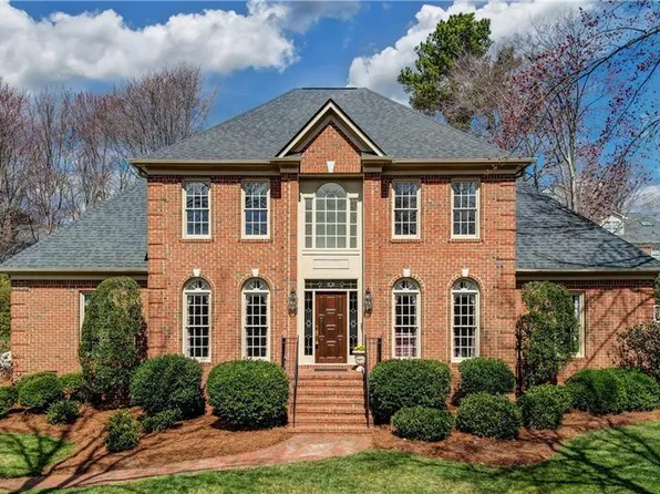 2916 Starmount Farms Dr, Greensboro, NC 27408