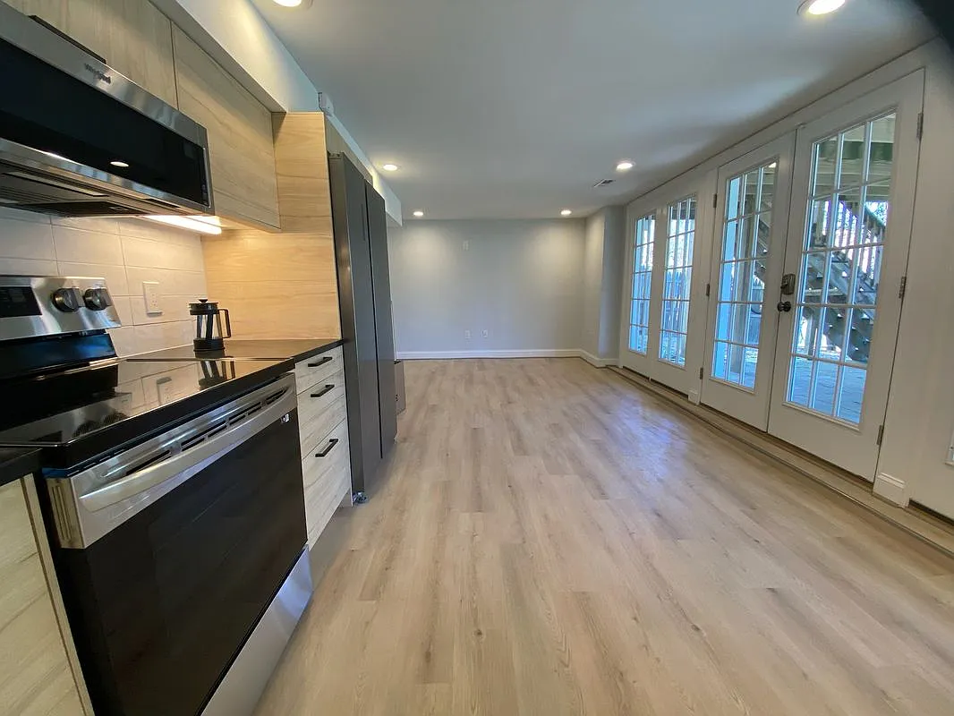 1 bed, 1.0 bath, 900 sqft, $2,400 — Photo 2