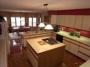 16393 Forest Gate Rd, Dubuque, IA 52001