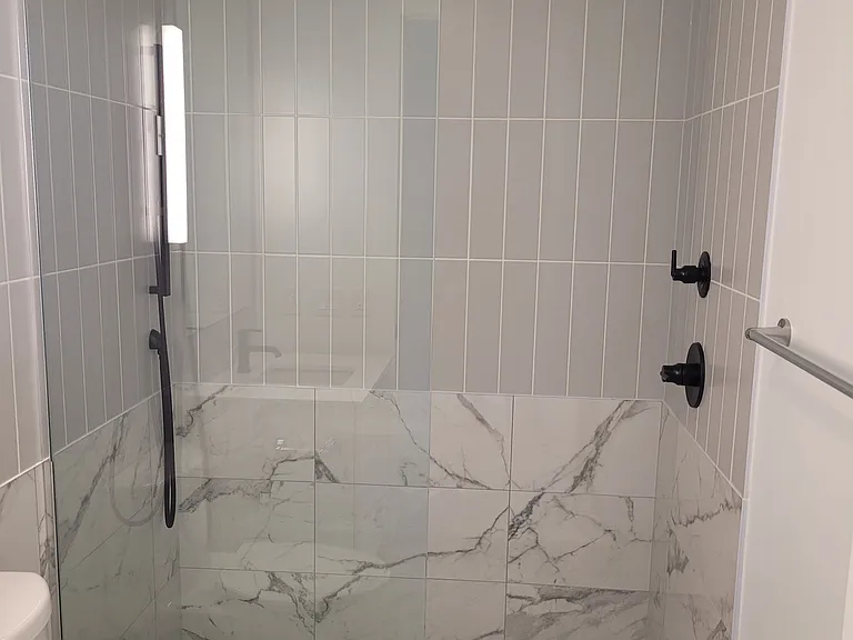 327 King St W #1301 — Photo 20