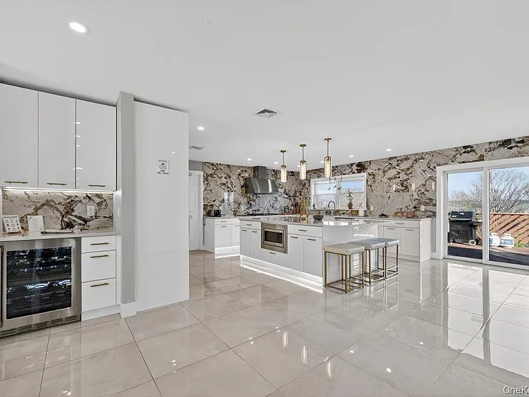 66 Murray Dr — Photo 5