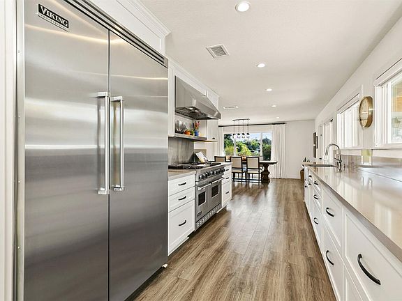 3rd image of 165 Canterbury Ct