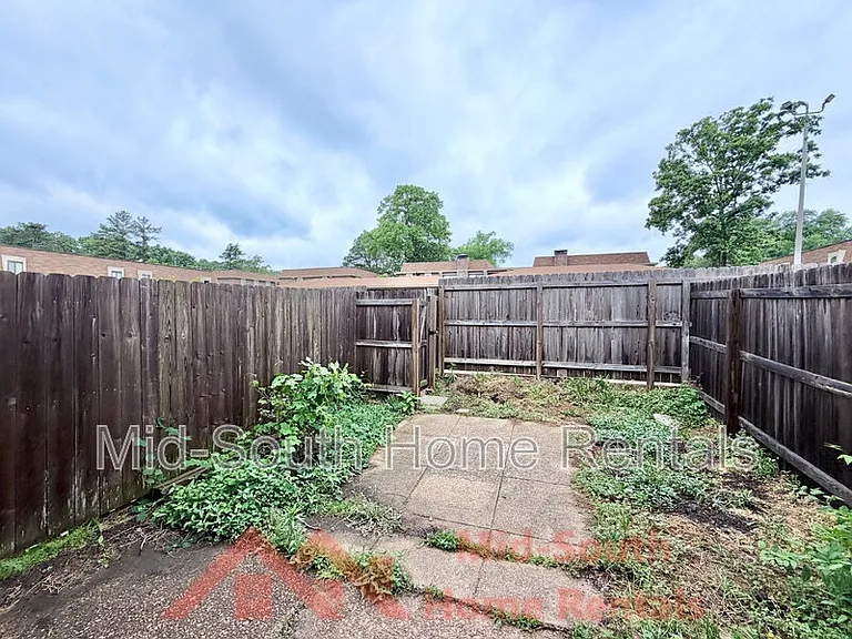 1869 E Poplar Woods Cir — Photo 18