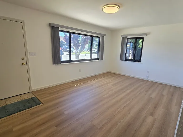 906 6th Ave — Photo 5