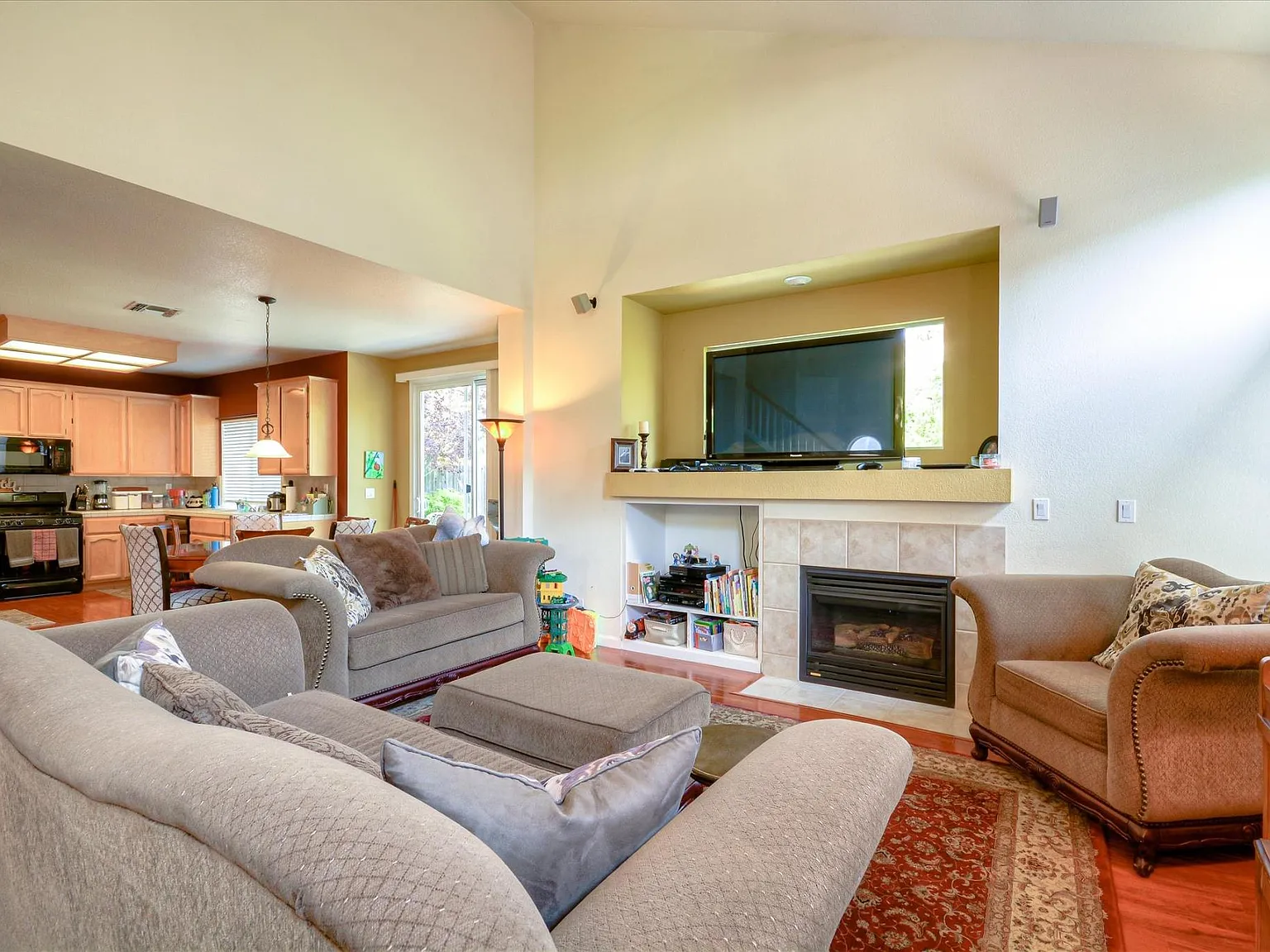 4 bed, 1834 sqft, $3,400 — Photo 3