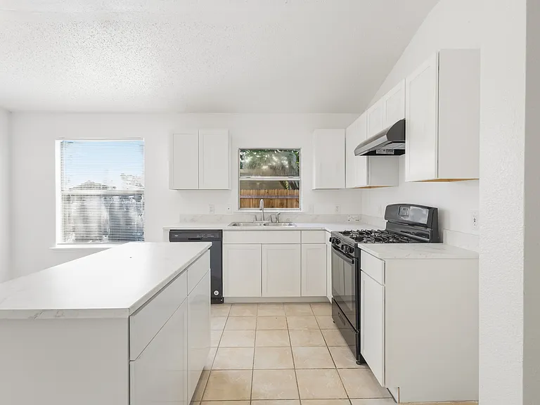 1004 Greenbend Dr — Photo 3